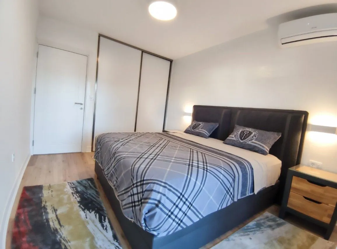 Izdavanje, dvosoban stan, 86m², Centar, Podgorica