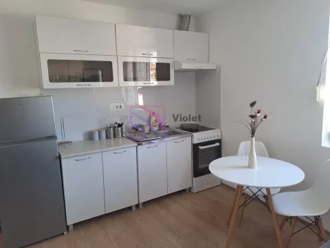 Manja bijela kuhinja sa šporetom, frižiderom i trpezarijskim stolom. - image 6