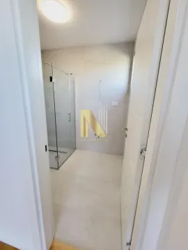 Pogled na moderno uređeno kupatilo sa tuš kabinom kroz otvorena vrata. - image 28