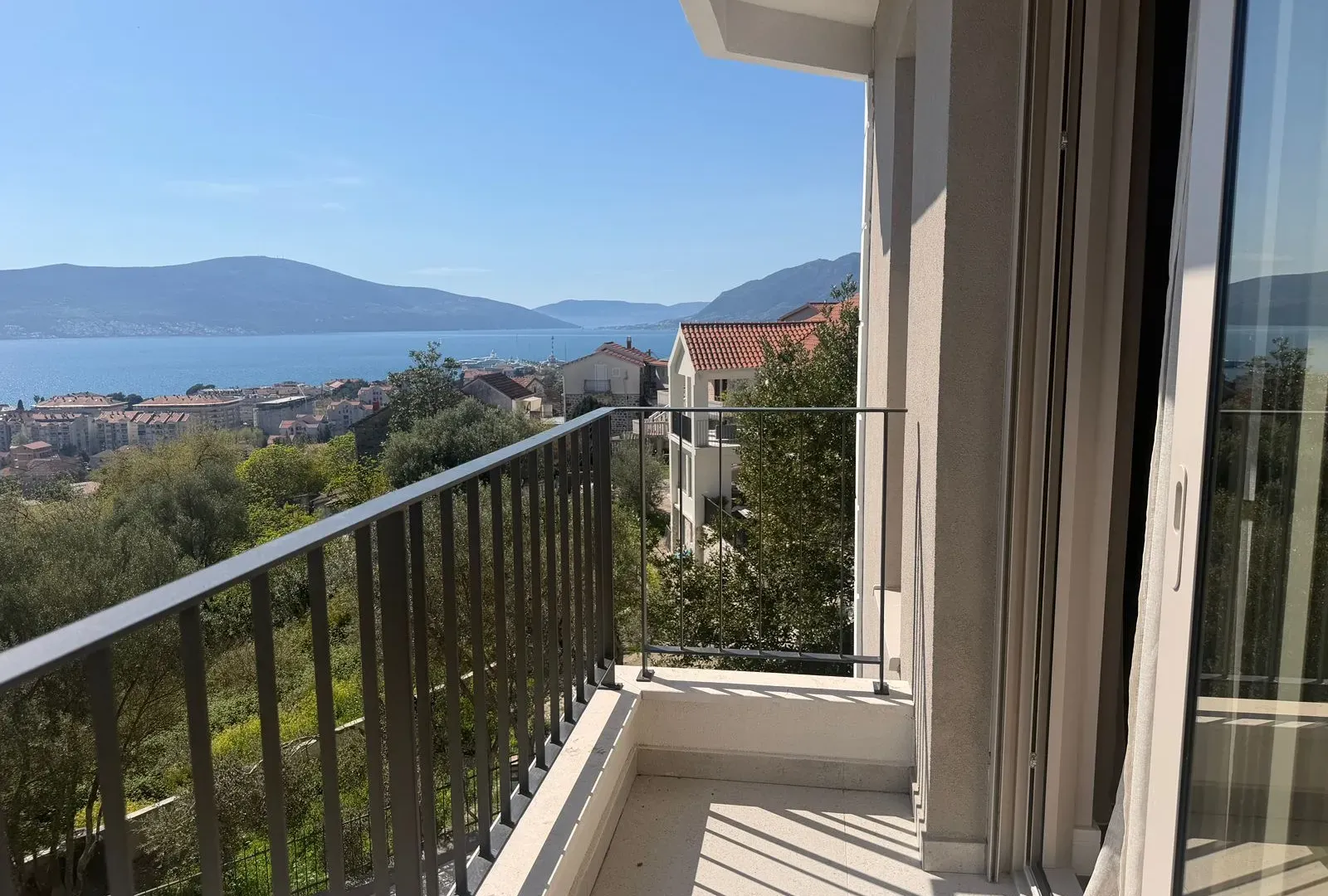 Izdavanje, dvosoban stan, 72m², Tripovići, Tivat