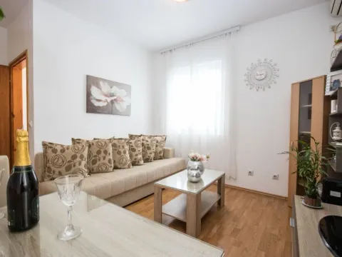 Stan-na-dan, jednosoban stan, 45m², Centar, Bar - image 5