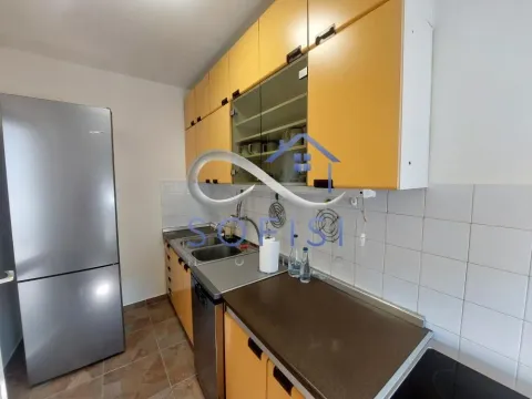 Manja kuhinja sa žutim elementima i frižiderom. - image 7