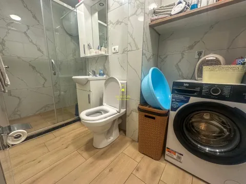 Moderne kupatilo sa tuš kabinom, umivaonikom, toaletom i veš mašinom. - image 4