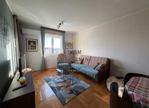 Dnevna soba sa garniturom, TV-om i trpezarijskim stolom. - image 3