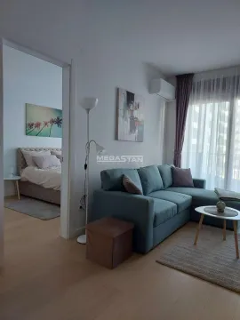 Dnevna soba sa ugaonom garniturom i pogledom na spavaću sobu kroz otvorena vrata. - image 20