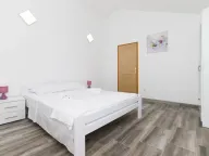 Izdavanje, kuća, 110m², Tivat, Crna Gora - image 6