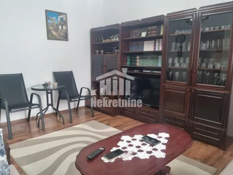 Dnevna soba sa drvenim nameštajem i stolom. - image 5
