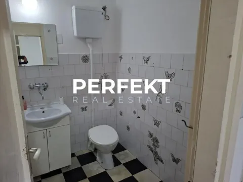 Manje kupatilo sa umivaonikom, toaletom i pločicama sa dezenom leptira. - image 9