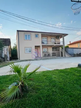 Pogled na dvospratnu kuću sa dvorištem i terasom. - image 2