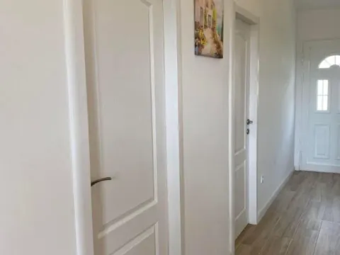 Izdavanje, trosoban stan, 110m², Gradiošnica, Tivat - image 2