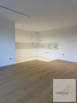 Nenamešten deo kuhinje sa keramičkim pločicama i drvenim podom. - image 4