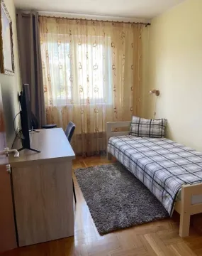 Manja spavaća soba sa krevetom, radnim stolom i prozorom sa zavjesama. - image 8
