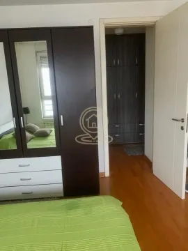 Nameštena spavaća soba sa velikim ormanom i bračnim krevetom. - image 7