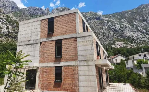 Eksterijer nedovršene trospratne kuće sa planinskim pejzažem u pozadini. - image 5