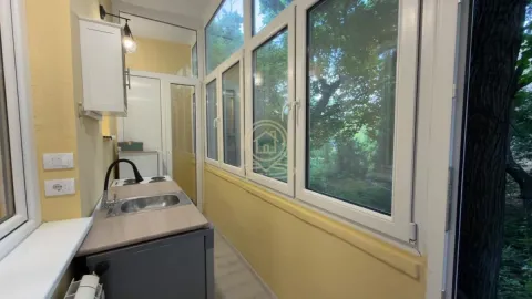 Zastakljena terasa sa manjom čajnom kuhinjom i pogledom na zelenilo. - image 15