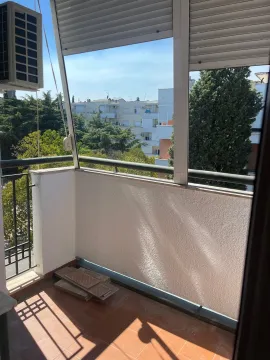 Manji zatvoreni balkoni sa pločicama na podu i pogledom na naselje i zelenilo. - image 8