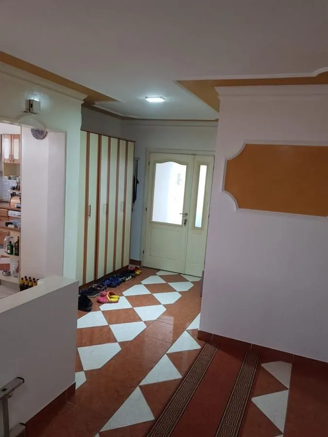 Izdavanje, četvorosoban stan, 160m², Galenika, Beograd