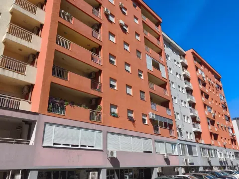 Pogled na fasadu višekratne stambene zgrade sa balkonima. - image 2
