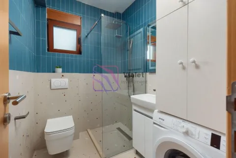 Moderne kupatilo sa tuš kabinom, wc šoljom, umivaonikom i veš mašinom. - image 16