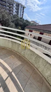 Prostrana popločana terasa sa pogledom na susjedne zgrade i zelenilo. - image 17