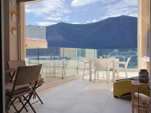 Izdavanje, dvosoban stan, 86m², Dobrota, Kotor - image 2