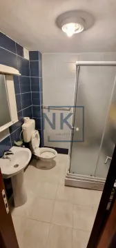 Kupatilo opremljeno umivaonikom, WC šoljom i tuš kabinom. - image 8