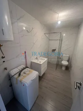 Renovirano kupatilo sa tuš kabinom, umivaonikom, WC šoljom i mašinom za veš. - image 3