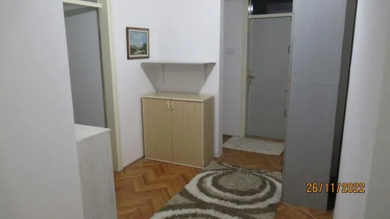 Izdavanje, četvorosoban stan, 96m², Centar, Niš