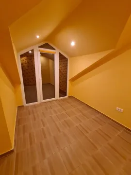 Prazna potkrovna prostorija sa žutim zidovima i pločicama na podu. - image 14