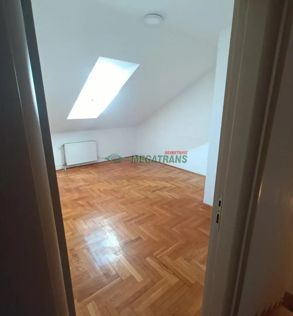 Izdavanje, četvorosoban stan, 100m², Centar, Novi Sad