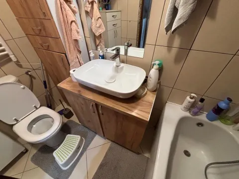 Manje kupatilo sa umivaonikom, WC šoljom i kadom. - image 13