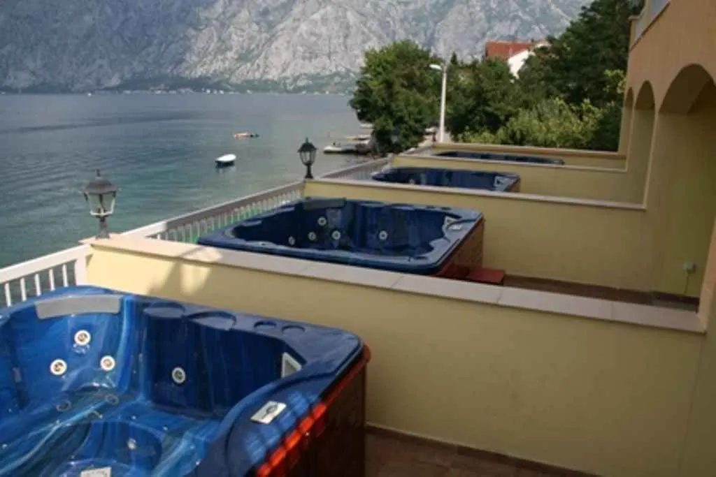 Terase sa đakuzijima i pogledom na more.