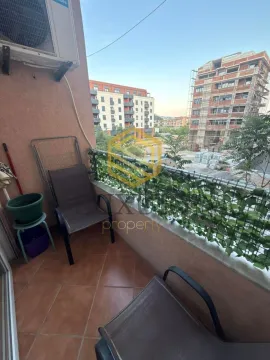Manji namješten balkon sa stolicama i pogledom na okolne zgrade. - image 7