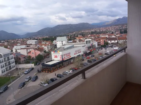 Pogled sa balkona na grad i planine u pozadini. - image 9