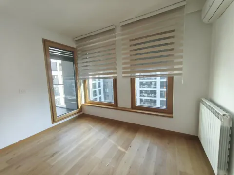 Prazna soba sa drvenim podom, velikim prozorima i roletnama. - image 13
