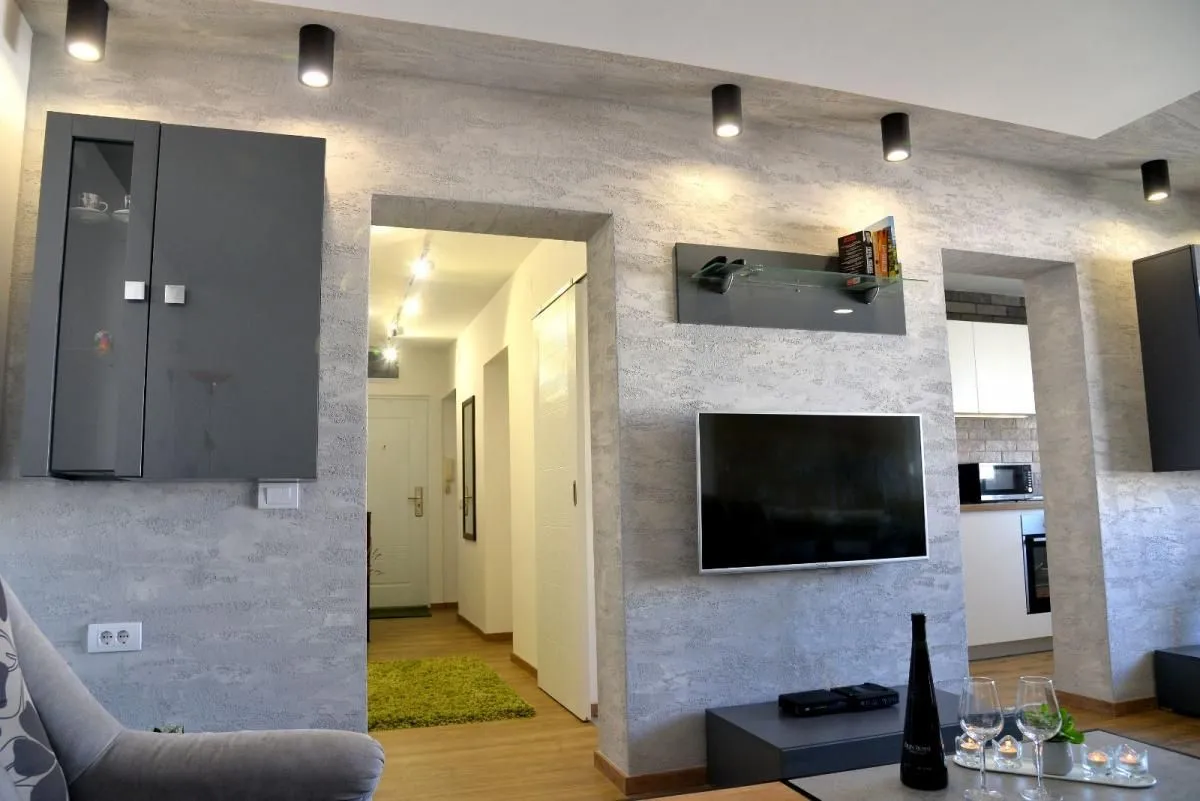 Izdavanje, trosoban stan, 61m², Centar, Niš