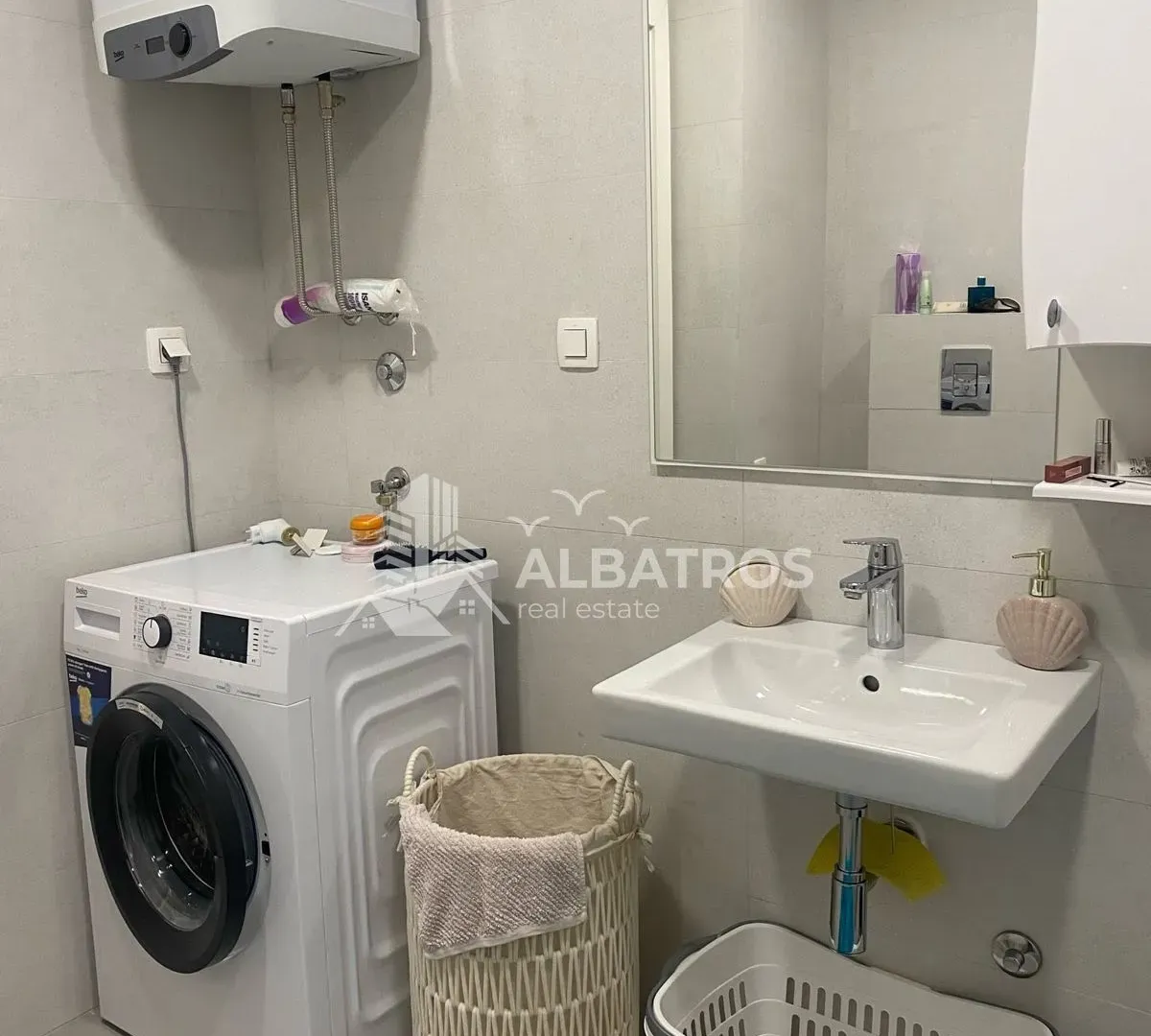 Izdavanje, dvosoban stan, 80m², Centar, Bar