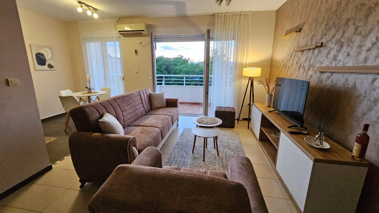 Izdavanje, dvosoban stan, 80m², Ljubović, Podgorica