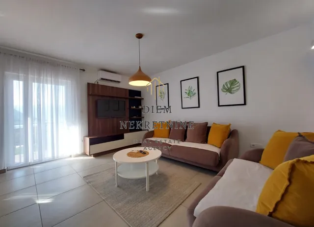 Izdavanje, dvosoban stan, 70m², Dobrota, Kotor