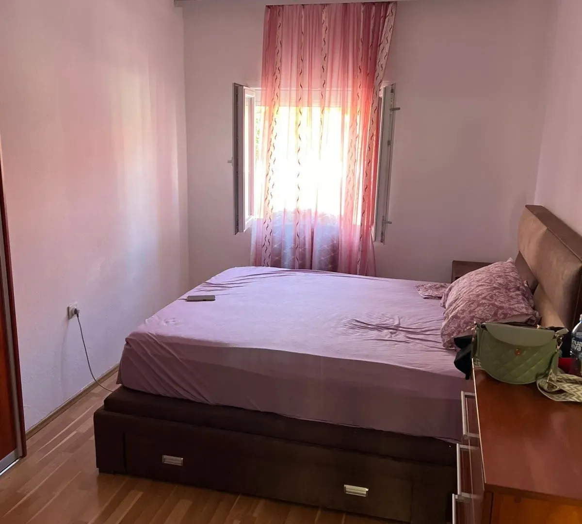 Izdavanje, trosoban stan, 140m², Vranići, Podgorica