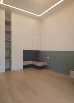 Prazna spavaća soba sa ugradnim plakarom i drvenim podom. - image 8