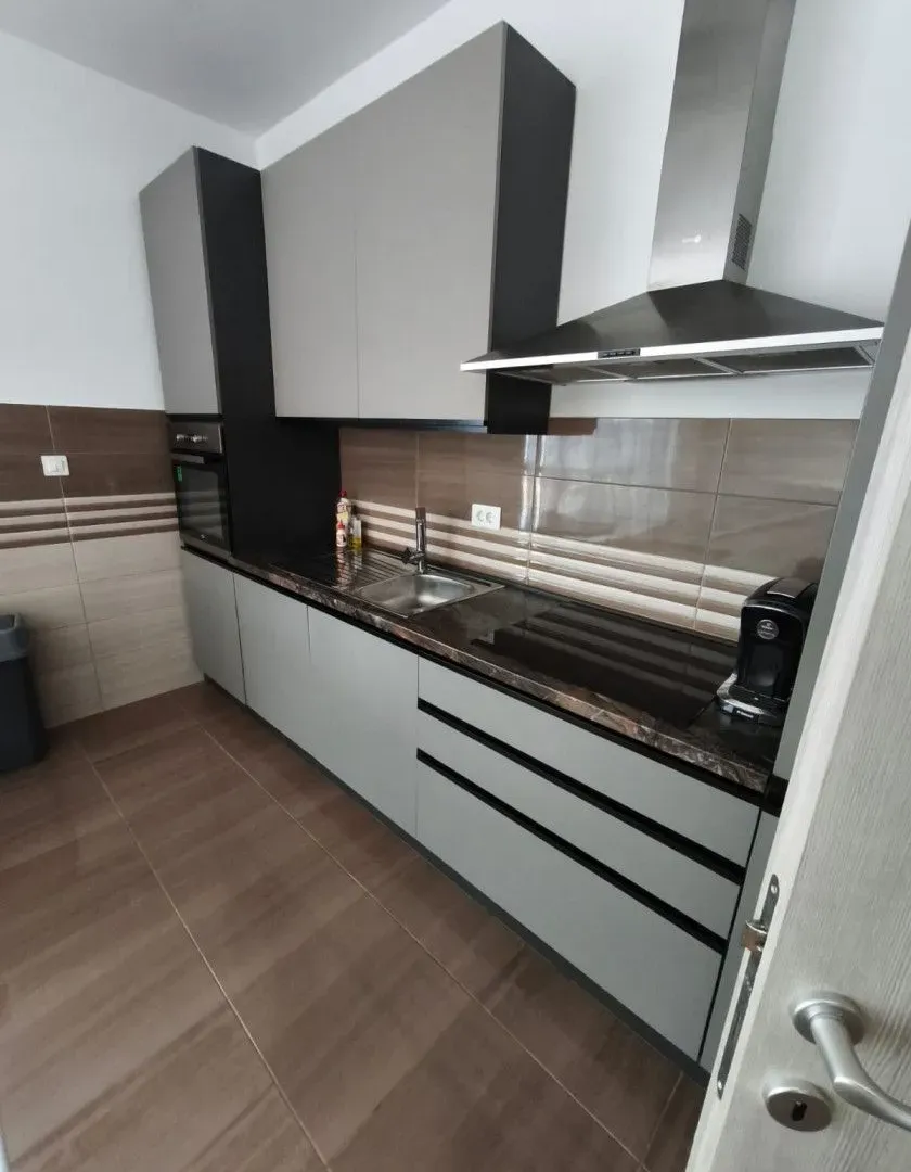 Izdavanje, dvosoban stan, 74m², Stari Aerodrom, Podgorica
