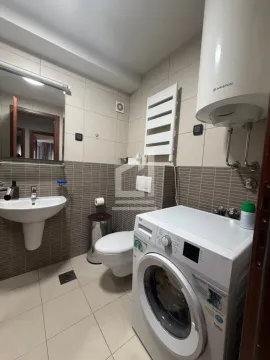 Kupatilo opremljeno sanitarijama, veš mašinom i bojlerom. - image 5