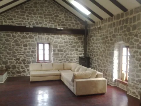 Rent, house, 110m², Kotor, Crna Gora - image 1