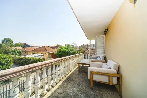 Natkriveni balkon sa garniturom za sjedenje i pogledom na naselje. - image 11