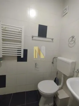 Pogled na kupatilo sa sanitarijama i keramičkim pločicama. - image 14