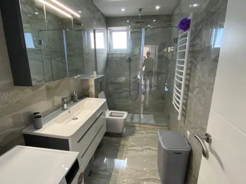 Izdavanje, trosoban stan, 115m², Kalimanj, Tivat - image 11