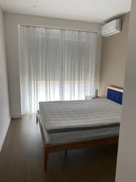Spavaća soba sa drvenim krevetom i velikim prozorom sa bijelim zavjesama. - image 7