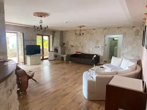 Prodaja, kuća, 466m², Petrovac, Budva - image 17