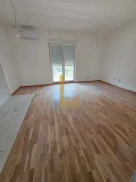 Prazna soba sa drvenim podom i balkonskim vratima. - image 4